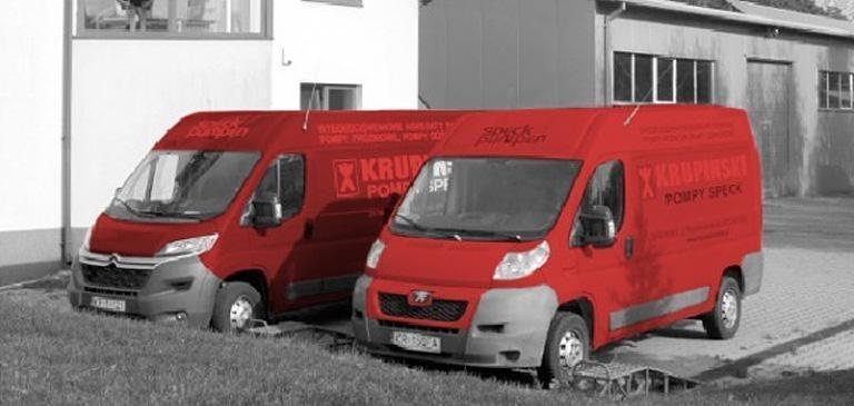 Dwa czerwone samochody transportowe